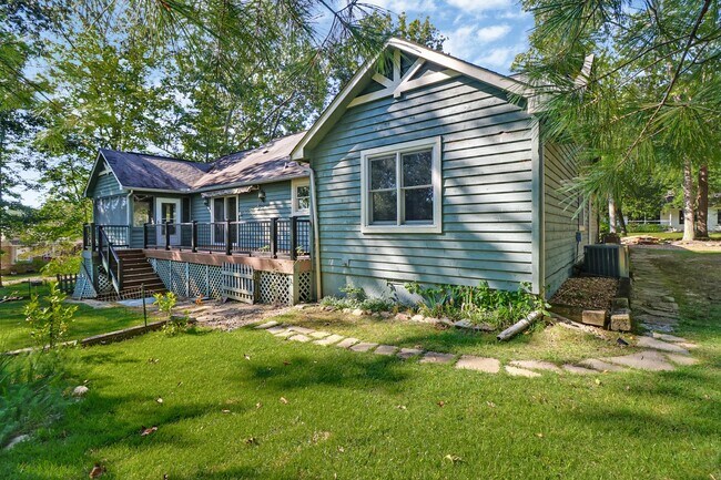 Foto del edificio - Immaculate, fully furnished property with lake views. Available for 6 to 12 month lease