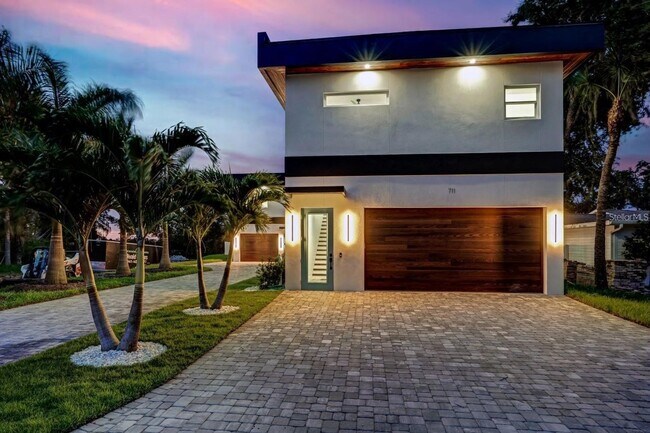Building Photo - 3/2 Luxury Custom Home plus 1/1 Guest House (4/3 total) plus Pool and Stunning Views!!