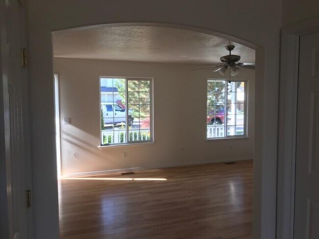 Foto del edificio - 16690 Smoky Mountain Ave