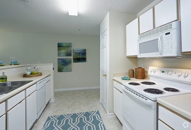 1BR, 1BA - 918 SF Hatteras- Kitchen - Reserve at Jacksonville Commons