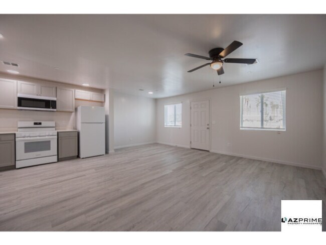 Building Photo - Elevate Your Lifestyle in This Stylish 2/2 Apartment, Perfectly Situated Near the Best of Phoenix.