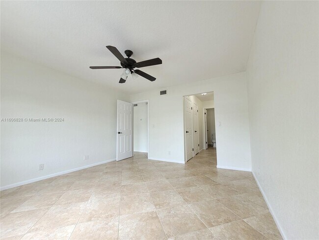 Foto del edificio - 6457 Bay Club Dr