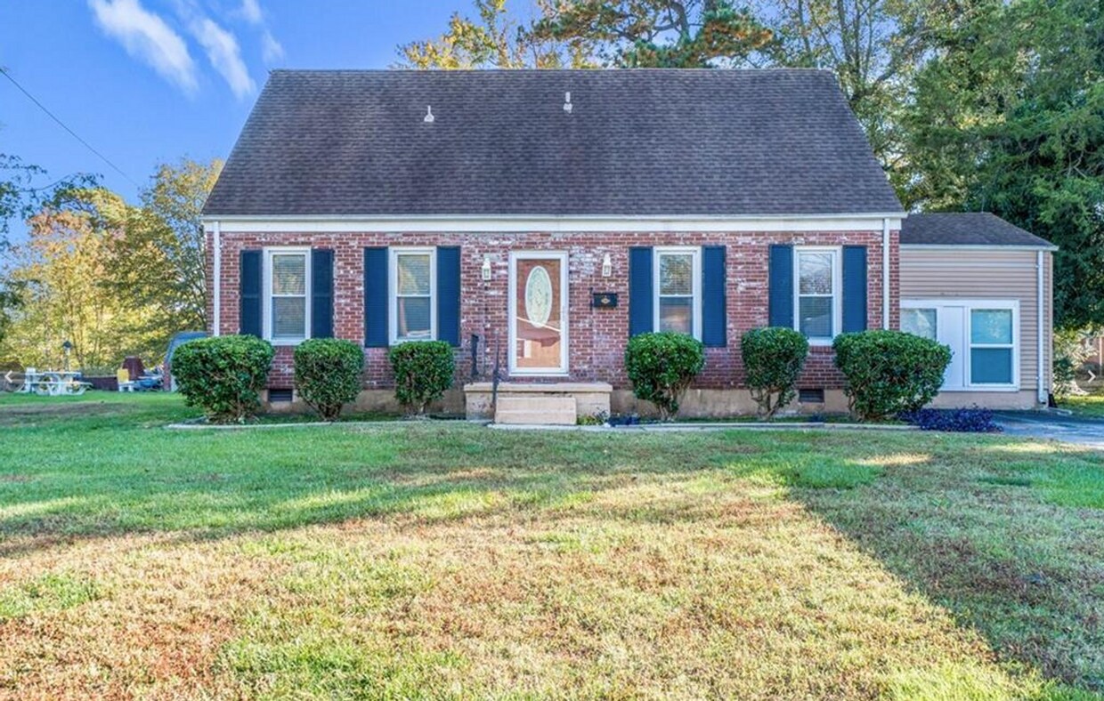 Primary Photo - 4 Bedroom 2 bath home,