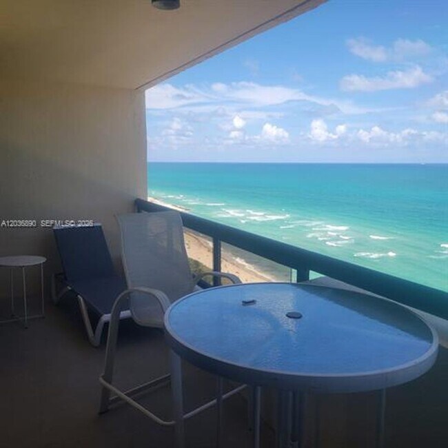 Building Photo - 2555 Collins Ave