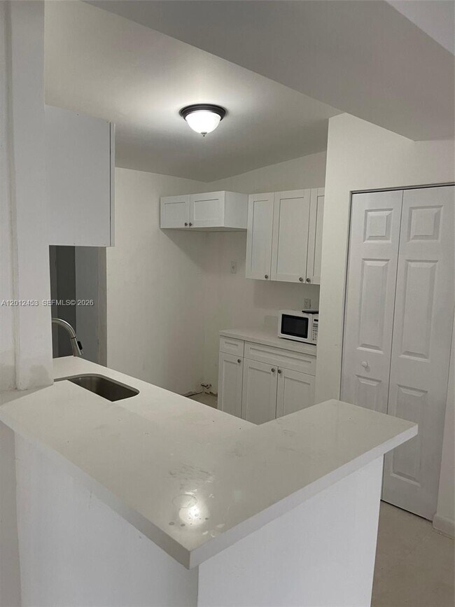 Foto del edificio - 1820 Rutland St
