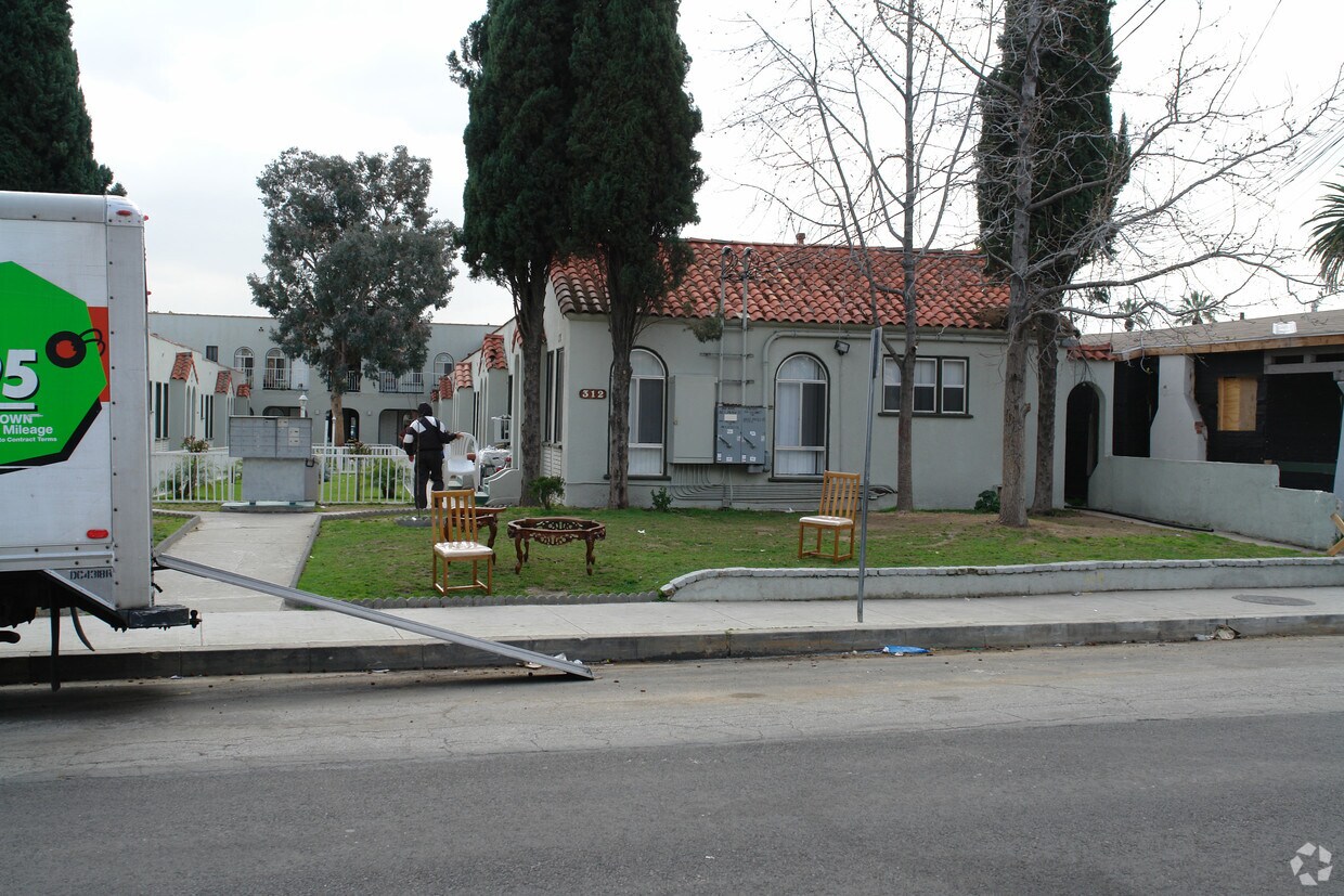 Primary Photo - 312-318 E Palmer Ave