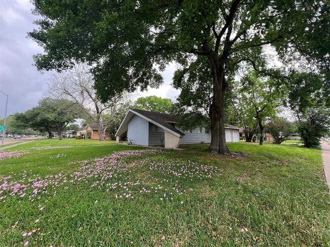 Building Photo - 7102 Sharpview Dr