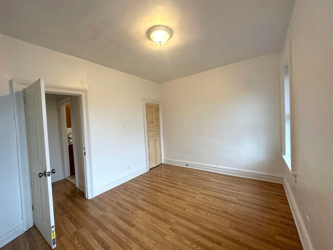 Building Photo - 117 Corbin Ave