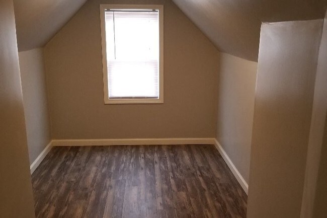 Dining Area - 1600 Bloomfield Rd