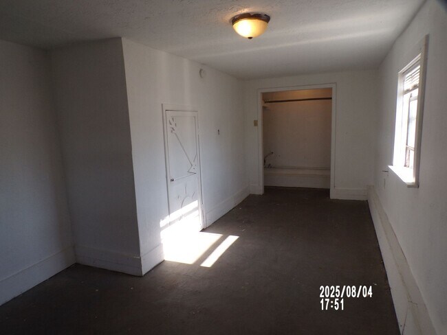 Foto del edificio - centrally located, pets negotiable with owner approval