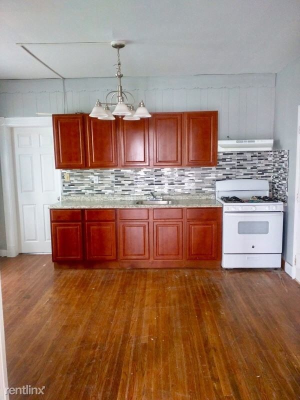 Primary Photo - 5 br, 2 bath House - 37 Benson St