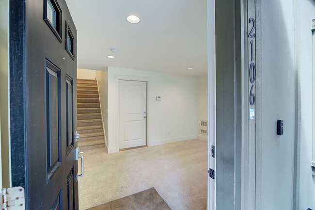 Building Photo - 2Bd/1.5Ba Seattle Townhouse