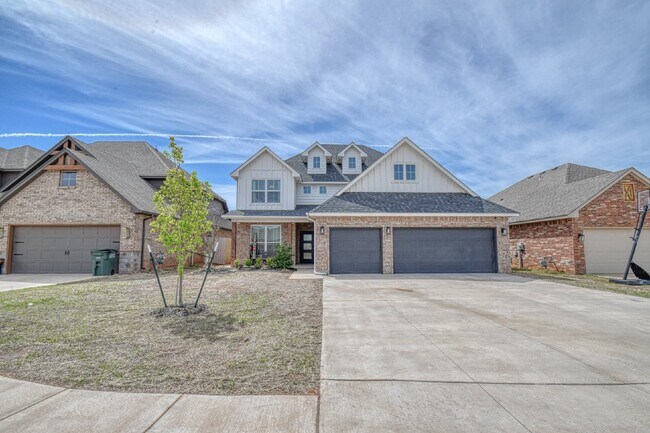 Foto del edificio - Spacious 5-Bedroom Home with 3 Full Baths ...
