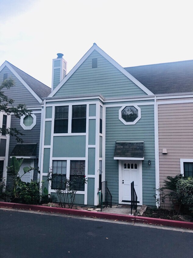 Foto principal - Benicia's Remodeled Townhouse With 3 Bedro...