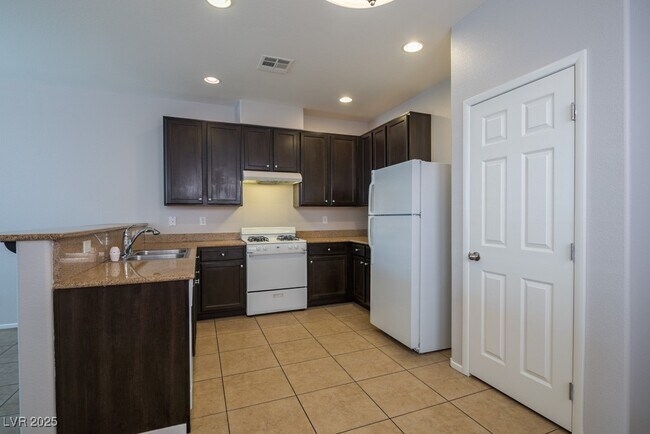 Building Photo - 7706 Ornamento Way