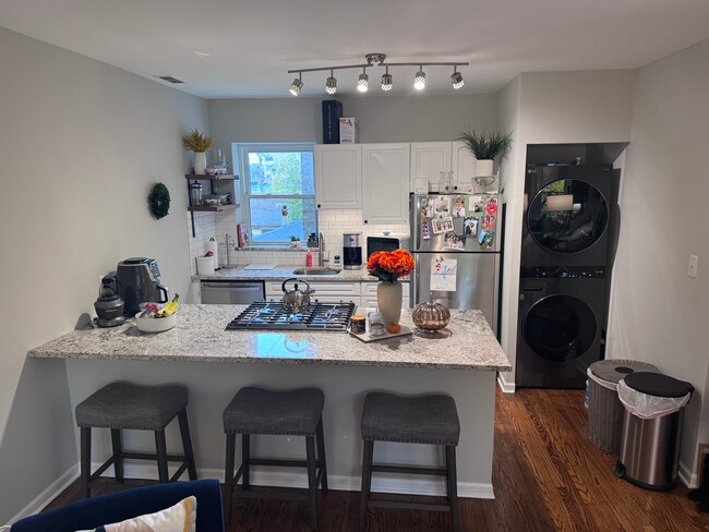 Building Photo - 4741 N Maplewood Ave