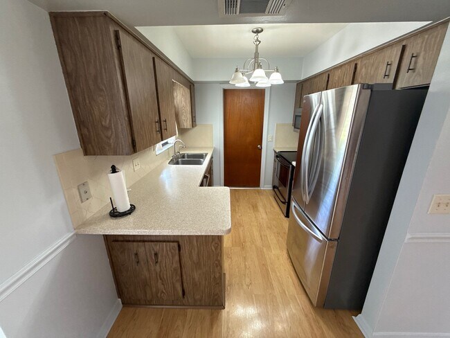 Foto del edificio - 8215 W Cecil Ln