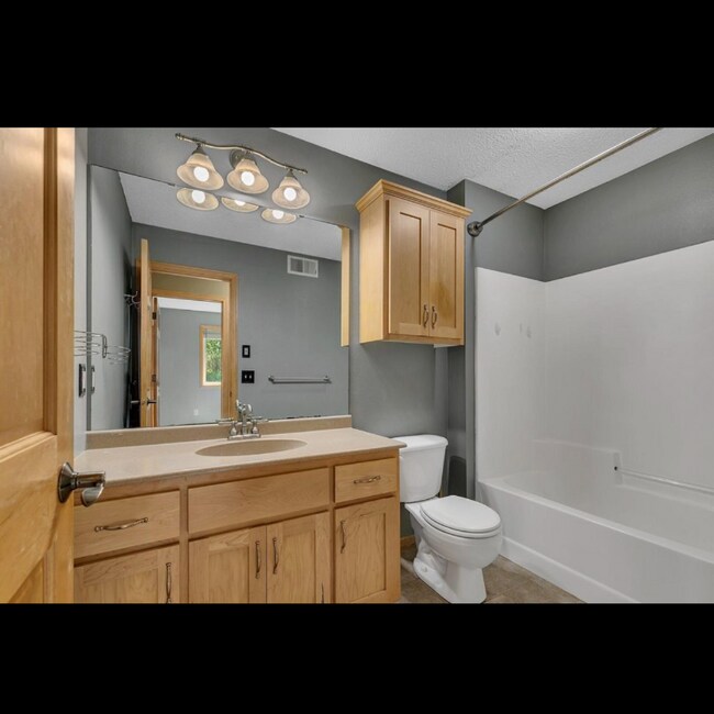 Building Photo - 400 Pheasant Dr