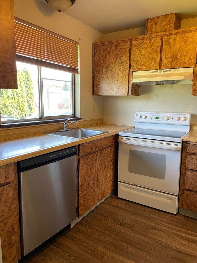 Foto principal - 13330-13330 E Burnside St