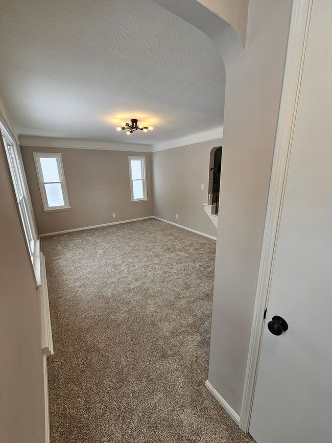 Building Photo - Beautiful Parma Heights 3 Bedroom