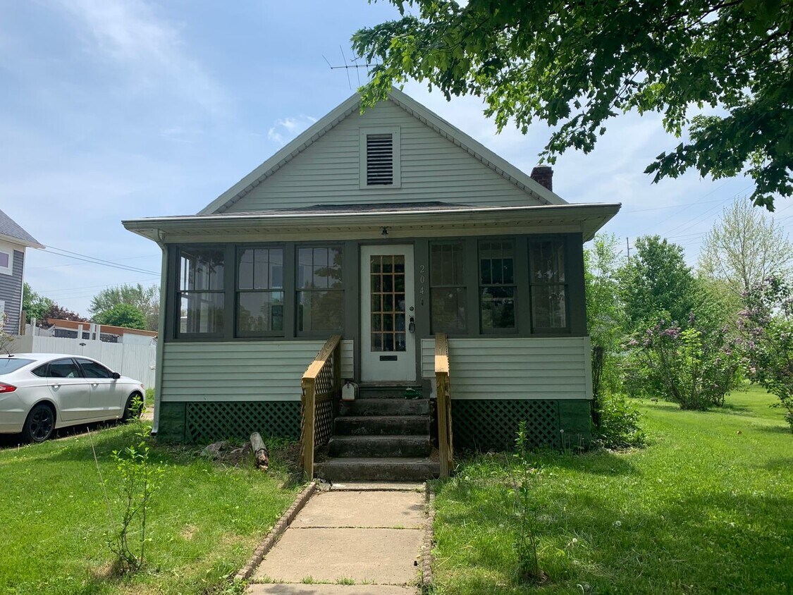 Primary Photo - Three Oaks 2 Bedroom Ranch