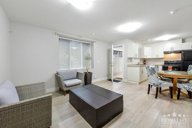 Photo du bâtiment - Bright & Comfortable 1 Bedroom 1 Bathroom Basement Suite for Rent – Newton, Surrey