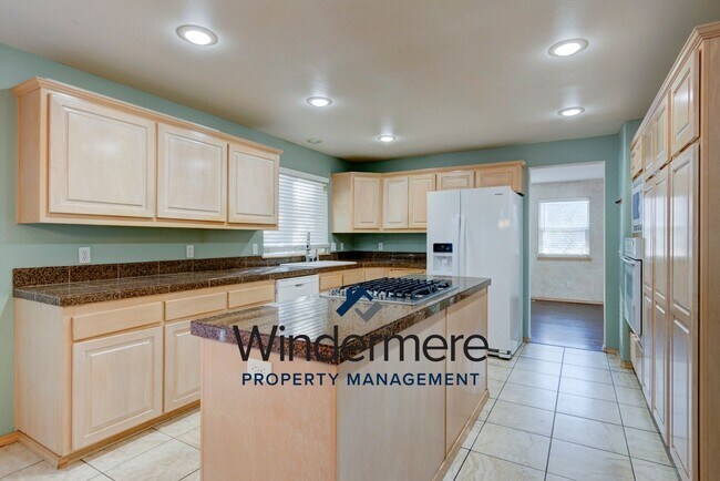 Building Photo - 4 Bedroom & 2.5 bath home in Eagle Crest C...