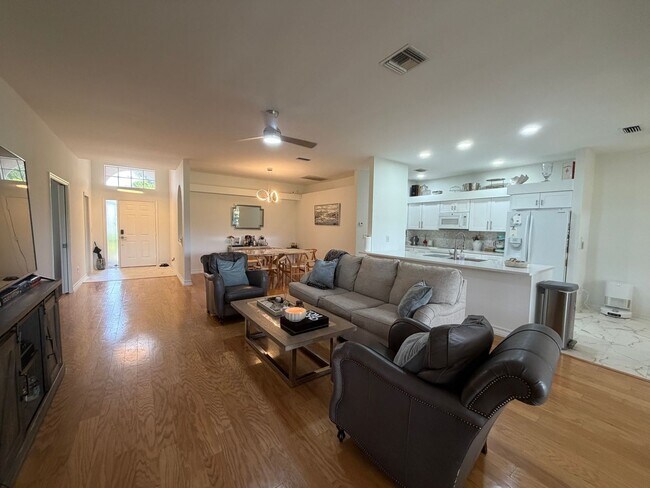 Building Photo - ANNUAL RENTAL - 2 BED + DEN / 2 BATH SINGLE FAMILY HOME IN HERITAGE GREENS