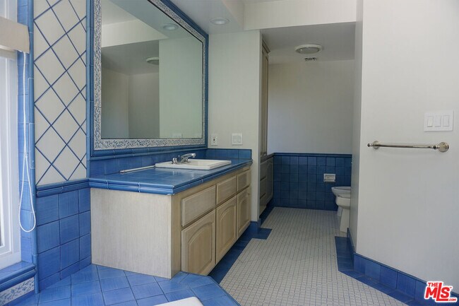 Foto del edificio - 221 N Bowling Green Way