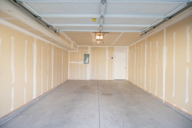 Building Photo - Gorgeous 3-Story Townhomes in Vineyard! Gr...