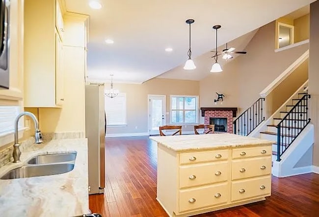 Building Photo - 4 Bed/3.5 Bath