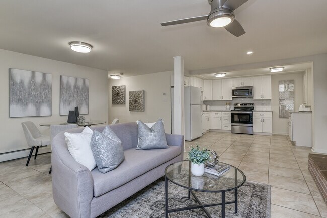 Building Photo - 2129 Patrick Henry Dr