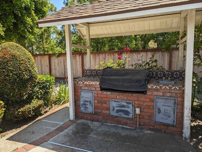 Foto del edificio - 5440 Topeka Dr