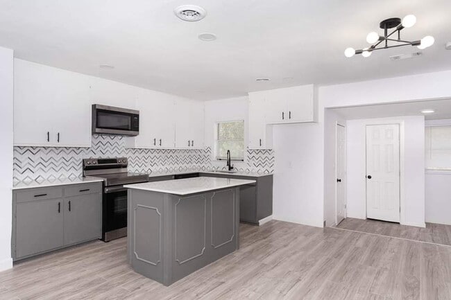 Building Photo - 620 Browning Dr