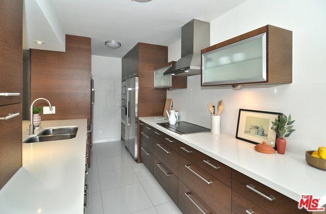 Foto del edificio - 1344 N Martel Ave