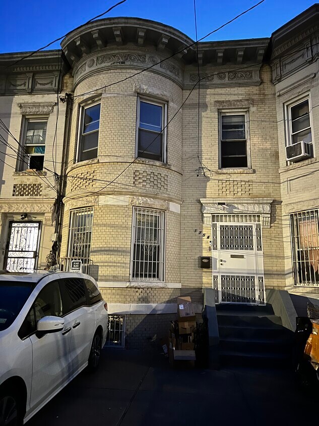 Primary Photo - 1754 E 12th St