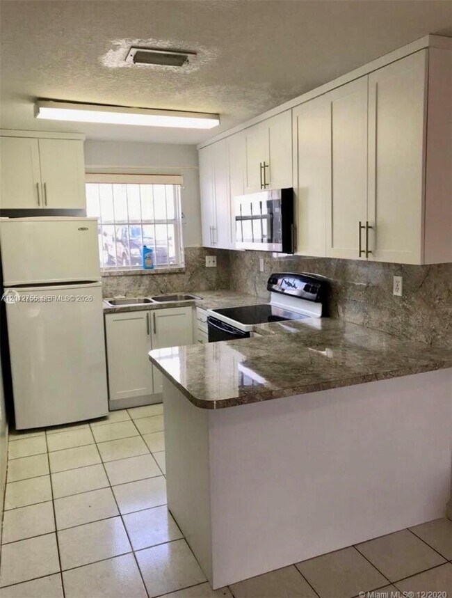Foto del edificio - 6690 SW 12th St