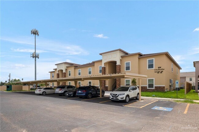 Building Photo - 901 E Redbud Ave