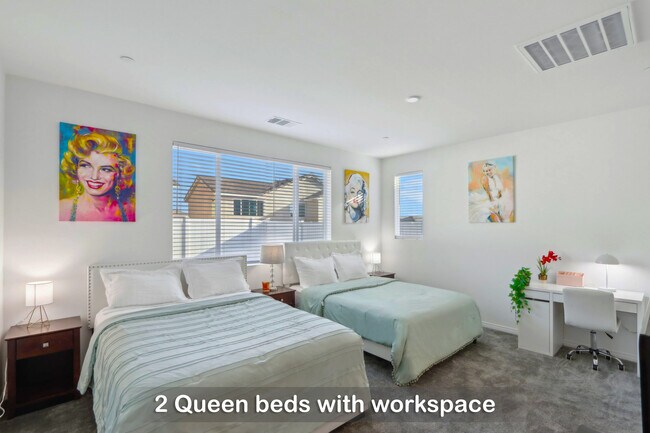 Dos camas tamaño queen con un espacio de trabajo exclusivo para su comodidad. - 30153 Truckee Cir