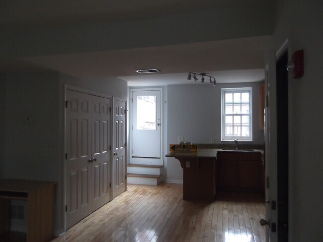 Building Photo - 1035 S Charles St