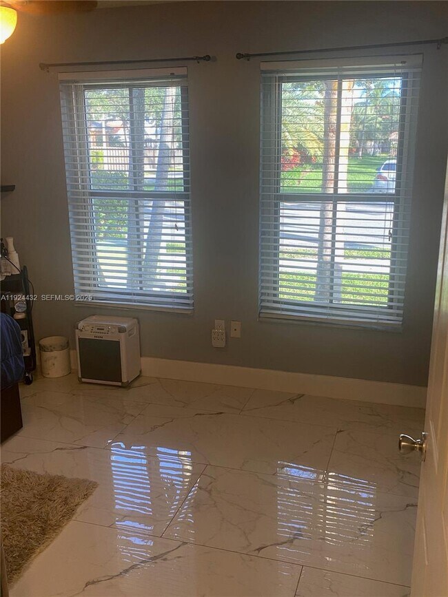 Building Photo - 14046 S Cypress Cove Cir