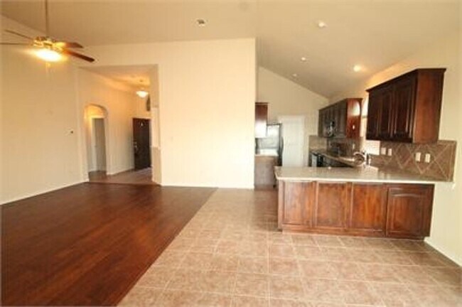 Foto del edificio - Freshly painted with new flooring