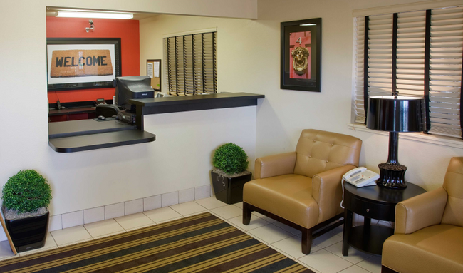 Vestíbulo y registro de llegada de los residentes - Furnished Studio - Newport News