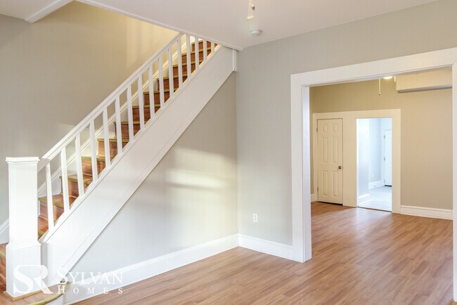 Foto del edificio - Feel comfortable in this 4BR 2BA townhome
