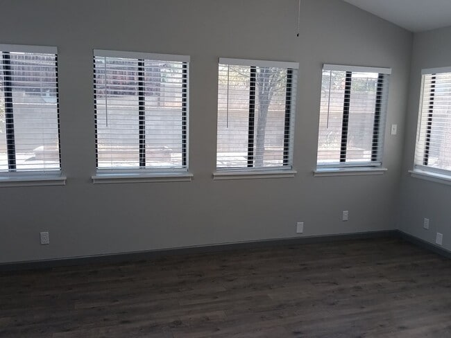 Building Photo - Stunning 4 bedroom, 2 bathroom home! Showings available NOW!