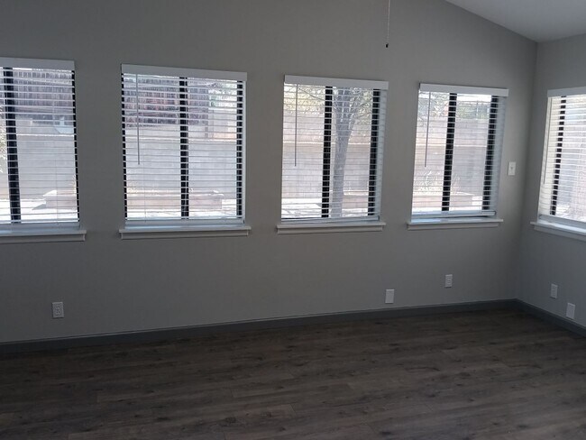 Foto del edificio - Stunning 4 bedroom, 2 bathroom home! Showings available NOW!