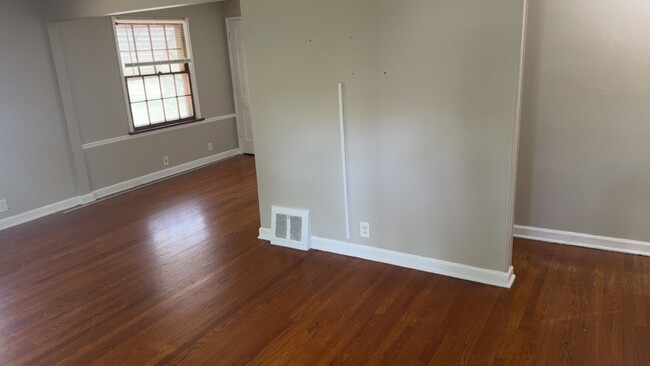 Building Photo - Delightful 2-bedroom, 1-bathroom single-fa...
