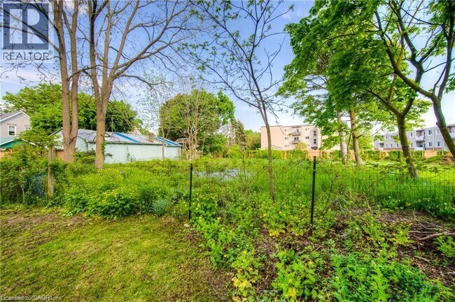 Photo du bâtiment - 332 Queen St W