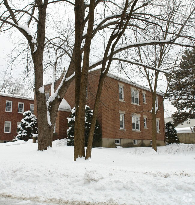 Building Photo - 2220 Crescent Rd