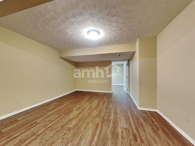 Foto del edificio - 6344 Sterling Woods Dr